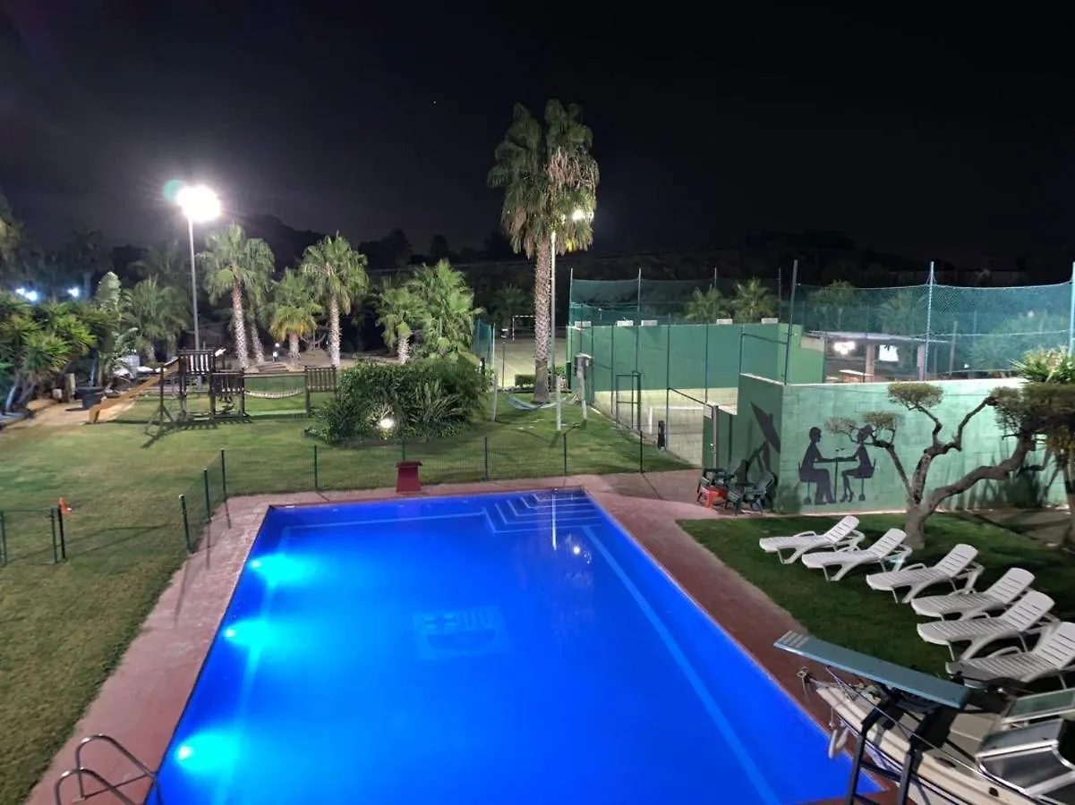Villa de tres casas con padel y piscina Cambrils